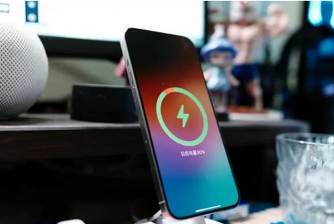 建水苹果15换屏服务分享用什么充电器给iPhone15充电更好 